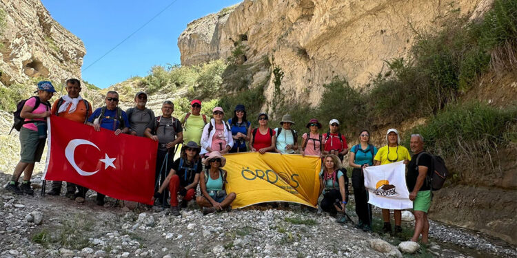 Roma dönemine ait oyma mezarlara zarar verildi