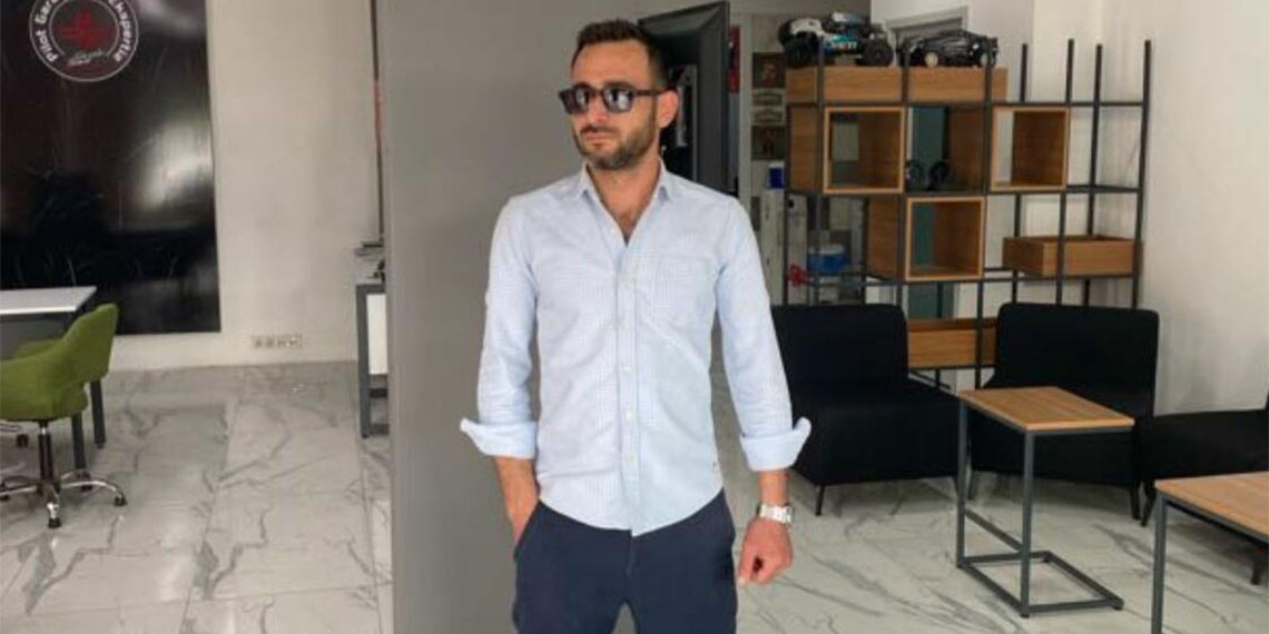 İzmir’in Karşıyaka ilçesinde oturduğu apartmanın yöneticisi mimar D.E.A. (43) tarafından binanın önündeki molozların kaldırılmaması nedeniyle çıkan tartışmada tabanca ile vurulan oto tamircisi Hüseyin Akıncı (38), yaşamını yitirdi.