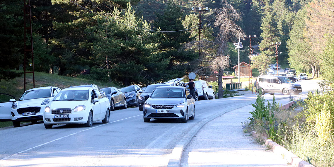 Abant Gölü Milli Parkı tatilcilerin akınına uğradı