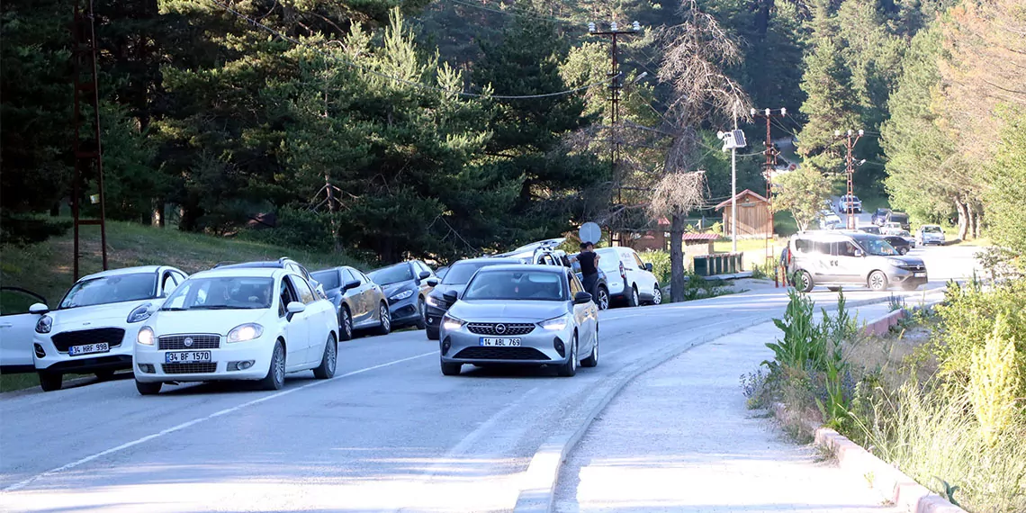 Abant gölü milli parkı tatilcilerin akınına uğradı