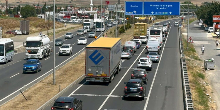 Tekirdağ'dan İstanbul yönüne araç yoğunluğu yaşanıyor