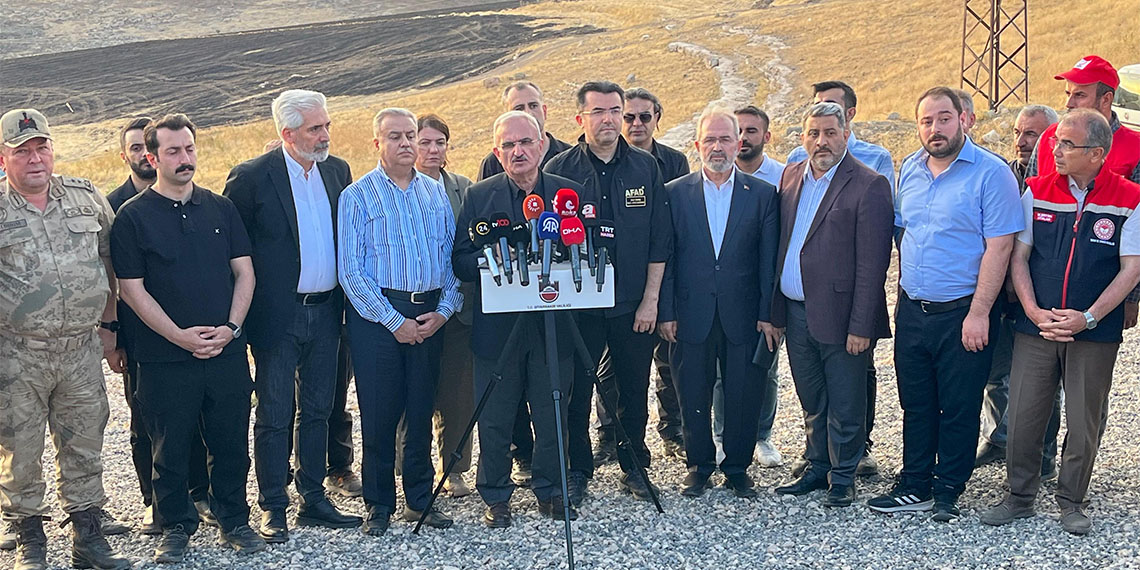 İçişleri Bakan Yardımcısı Münir Karaloğlu, "Yangın şu sebepten çıkmıştır dediğimiz bir tespitimiz yok, yangının çıkış nedeni araştırılıyor" dedi.