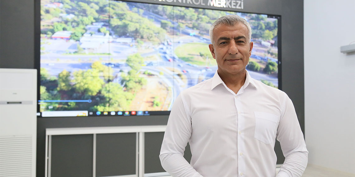Kurban Bayramı’nda Antalya'ya 1 milyon 20 bin araç ve 7 bin 168 yolcu otobüsü giriş yaparken, Antalya Havalimanı'ndaki uçak trafiği de 4 bin 300'e ulaştı. Antalya'ya 4 milyon ziyaretçinin geldiği açıklandı.
