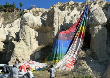 Sıcak hava balonu ters rüzgarda kayalıklara indi