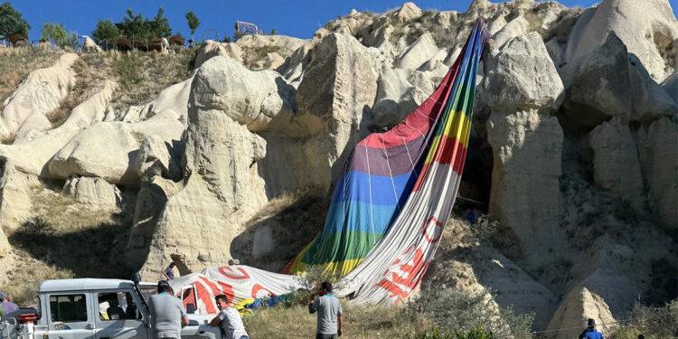 Sıcak hava balonu ters rüzgarda kayalıklara indi