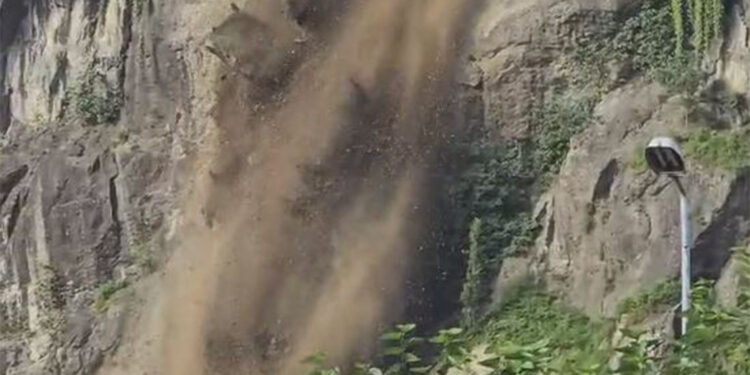 Rize'de heyelan kamerada