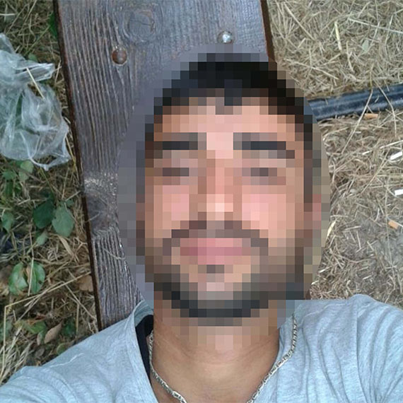 İzmir’in Konak ilçesinde R.K. (32), konuşmak için dışarı çağırdığı eşini tabancayla öldürdü, haberi duyan yakınları gözyaşlarına boğuldu.