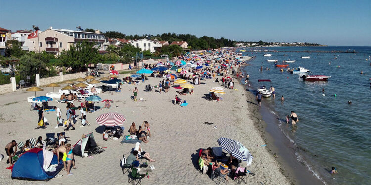 Tatilcilerin akınına uğrayan Marmaraereğlisi'nden 450 ton çöp toplandı