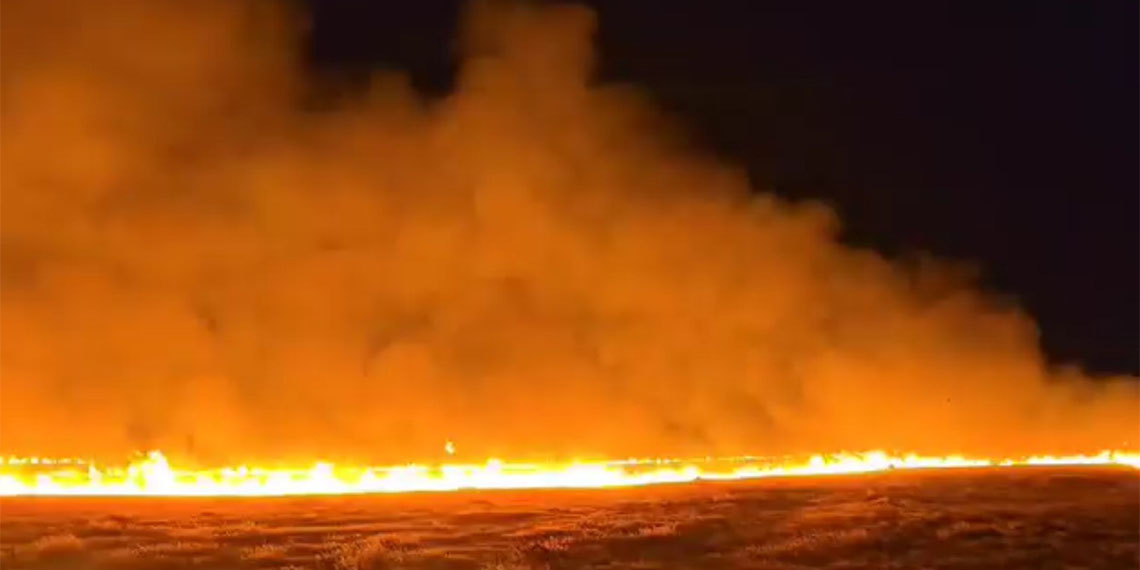 Şırnak'taki anız yangını, rüzgarın etkisiyle yeniden başlayıp 7 köyü etkiledi; 7 köyü etkileyen yangını söndürme çalışmaları sürüyor.
