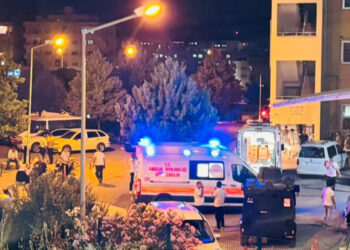Annesi ve eşi içerideyken evi ateşe verip kapıyı kilitledi