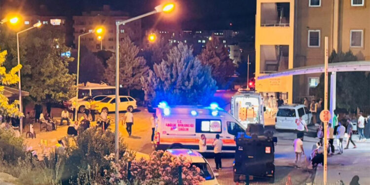 Annesi ve eşi içerideyken evi ateşe verip kapıyı kilitledi