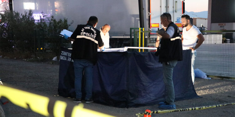 Tartıştığı eski eşinin boğazını kesip öldürdü