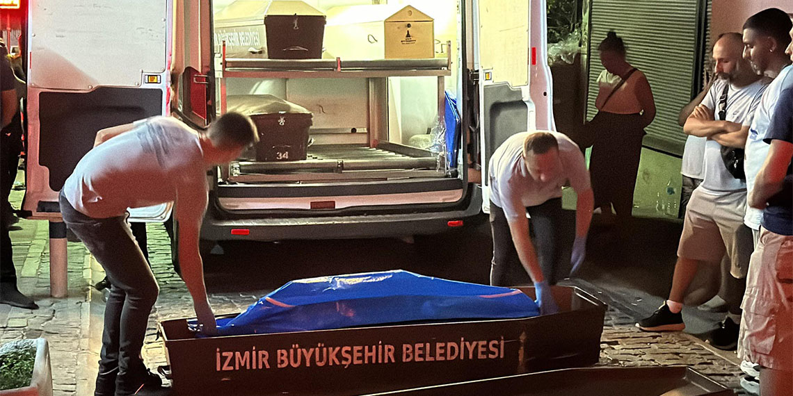 İzmir'de, bir gün önce anneleri Gönül Uğraş ve 2 kardeşiyle birlikte konaklamaya gelen 2 kardeş kaldıkları otel odasında ölü bulundu.