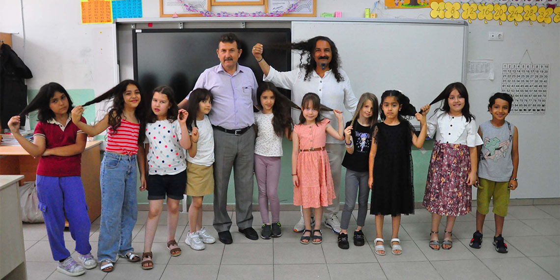 Manisa'da, 15 yıldır öğrencileriyle birlikte uzattığı saçlarını 'Saçım Saçın Olsun' projesi kapsamında kanser hastaları için bağışlayan sınıf öğretmeni Murat Selvi (50), son kez saçlarını kanser hastaları için bağışladı.