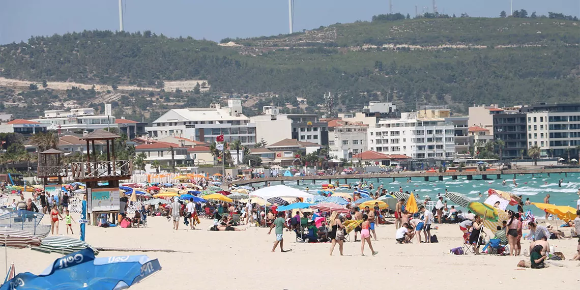 Kurban bayramı ile başlayan 9 günlük tatil için en çok tercih edilen destinasyonlardan biri i̇zmir'de çeşme alaçatı oldu. Alaçatı turizm derneği yönetim kurulu başkanı kerem ünsal, 9 günlük tatil süreci boyunca alaçatı'da otel doluluk oranlarının beklentinin de üstünde olduğunu ve yüzde 100'e ulaştığını söyledi.