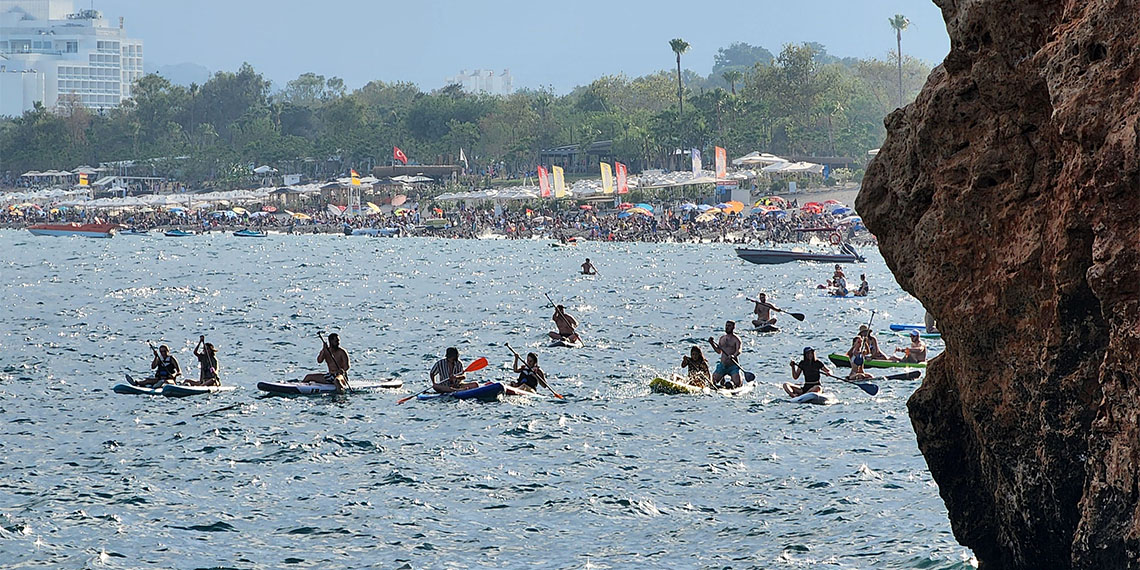 Dünyada 700 kadar kaldığı bilinen ve nesli tükenme tehlikesiyle karşı karşıya olan Akdeniz foklarına kürek sörfü tehdidi.