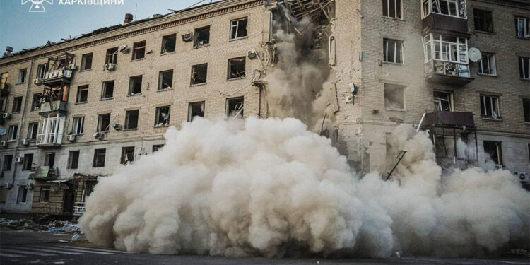 Rusya, Harkiv'de konut binasını vurdu