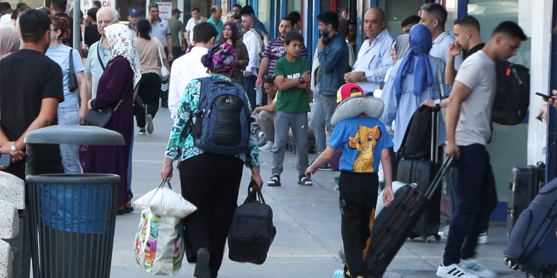 9 günlük Kurban Bayramı bayram tatilinin son gününde, Büyük İstanbul Otogarı'nda dönüş yoğunluğu yaşanıyor.