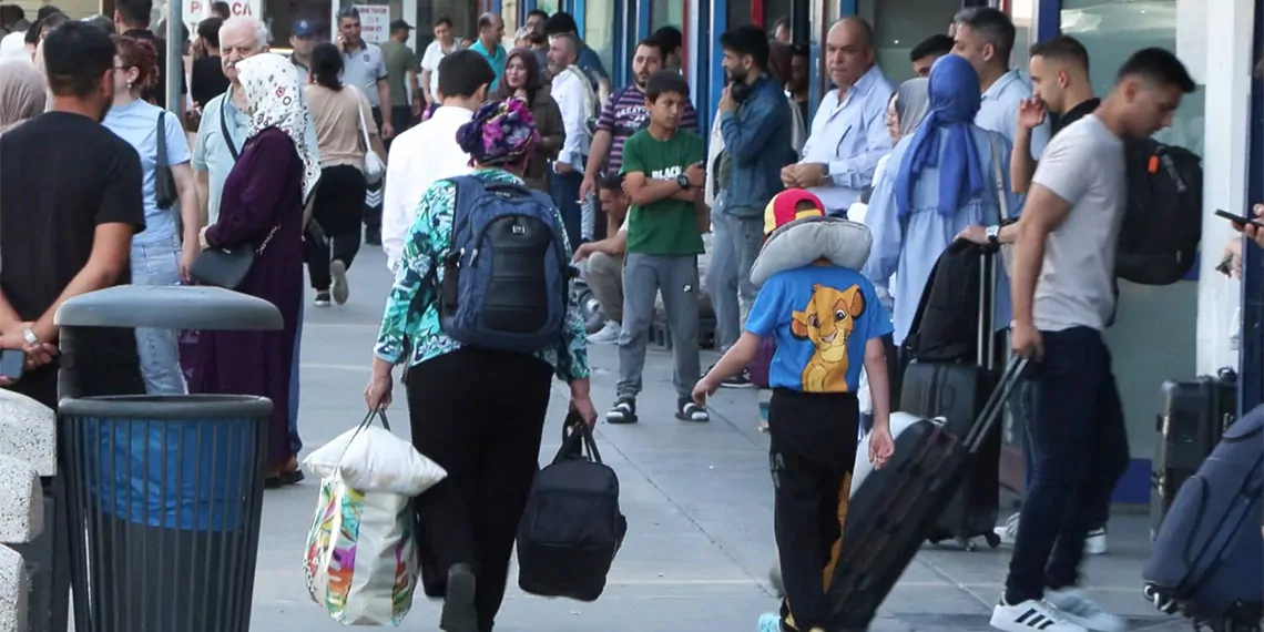 9 günlük kurban bayramı bayram tatilinin son gününde, büyük i̇stanbul otogarı'nda dönüş yoğunluğu yaşanıyor.