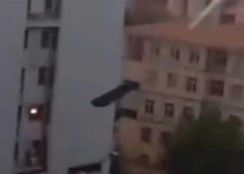 Batman'da kuvvetli rüzgar; binanın çatısından metal plakalar uçtu