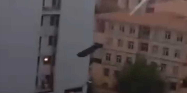 Batman'da kuvvetli rüzgar; binanın çatısından metal plakalar uçtu