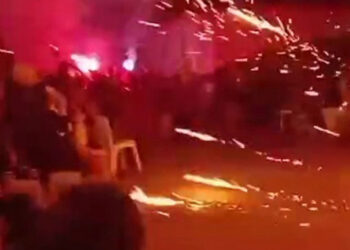 Şalvar Şenliği'nde atılan havai fişek kadınların üzerine düşüp patladı