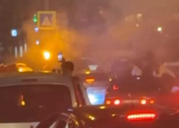 Arnavutköy'de taraftarların havai fişekli kutlamasında yangın