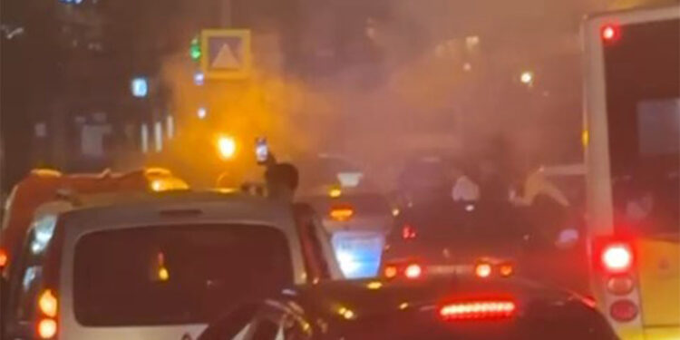 Arnavutköy'de taraftarların havai fişekli kutlamasında yangın