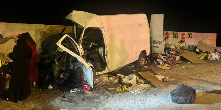 Elazığ'da istinat duvarına çarpan minibüsteki 1 kişi öldü