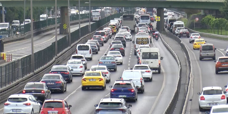 Bayram tatili sonrası ilk iş gününde İstanbul'da trafik yoğunluğu