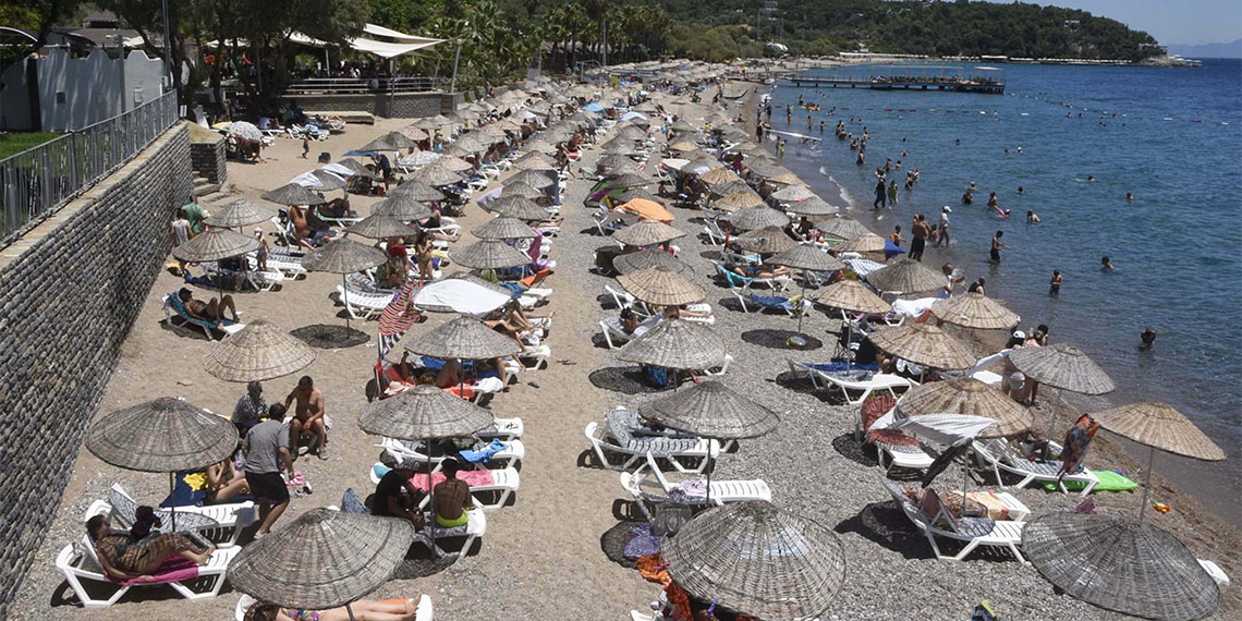 Bodrum'da 9 günlük Kurban Bayramı tatili kapsamında kentte 250 binin üzerine araç giriş yaptı. Normal nüfusu yaklaşık 200 bin olan Bodrum'un nüfusu 1 milyonu aştı.