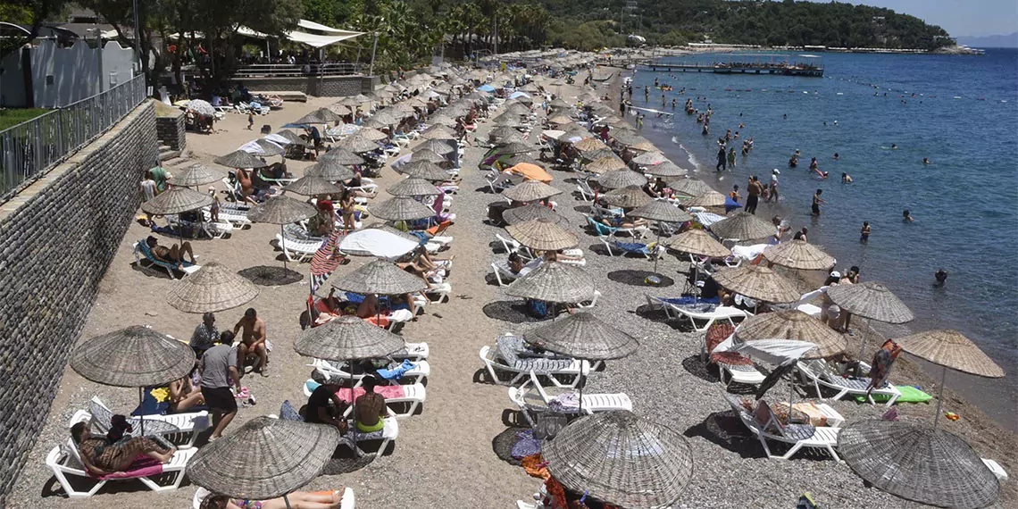 Bodrum'da 9 günlük kurban bayramı tatili kapsamında kentte 250 binin üzerine araç giriş yaptı. Normal nüfusu yaklaşık 200 bin olan bodrum'un nüfusu 1 milyonu aştı.