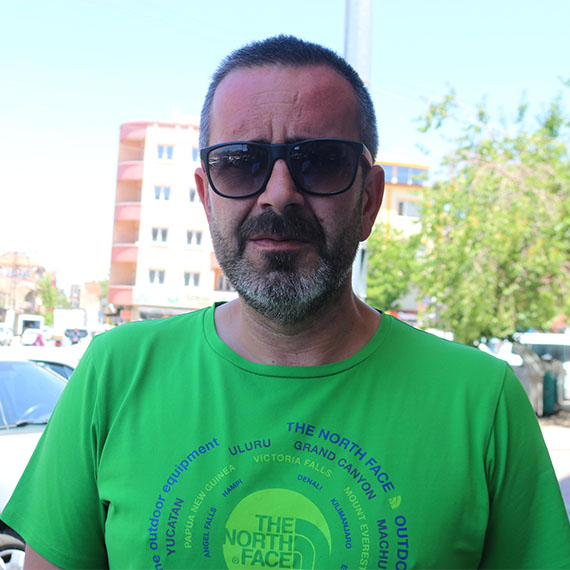 Kapadokya'da kayaların arasına sıkışan balonun pilotu Caner Uzun (45), olay anında yaşadıklarını anlattı.