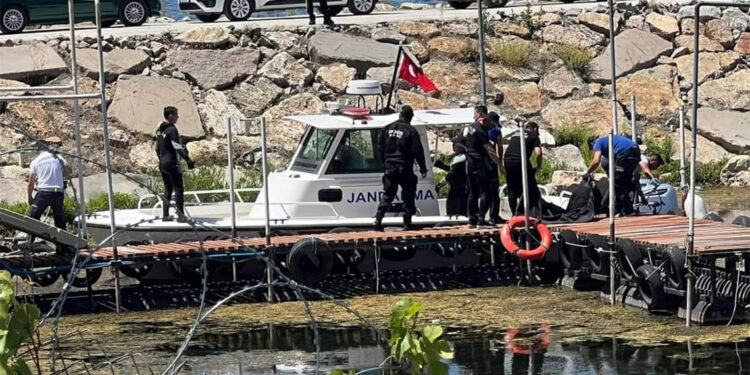 Gölde tekneleri alabora olan anne ve 2 kızının 18,5 saat ölüm kalım savaşı