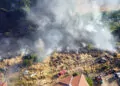 Edirne'de yerleşim yerine yakın alanda anız yangını