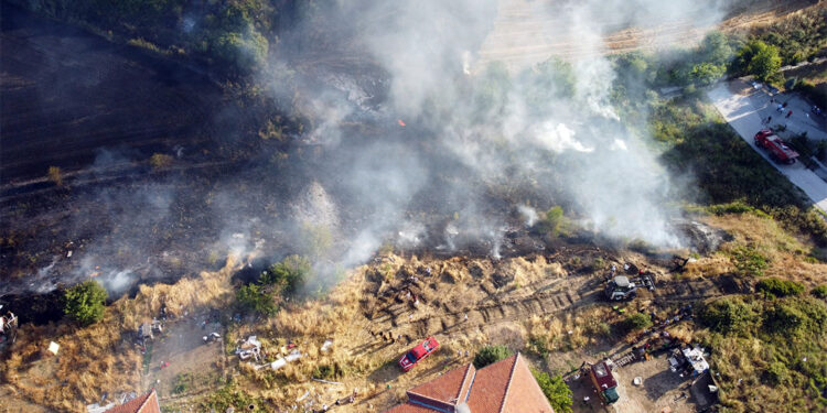 Edirne'de yerleşim yerine yakın alanda anız yangını