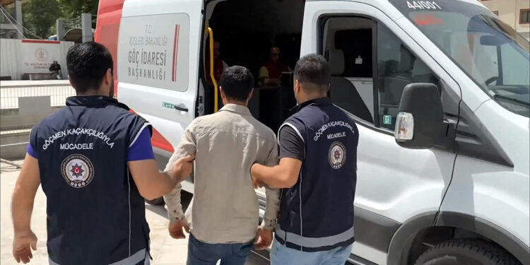 ‘Kalkan-24’ denetimlerinde 1456 düzensiz göçmen yakalandı