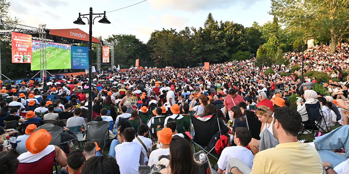 EURO 2024’te 26 Haziran oynanacak Çekya-Türkiye karşılaşması Trendyol sponsorluğunda Etiler Cüneyt Arkın Sanatçılar Parkı’nda kurulan dev ekranda izlenebilecek.