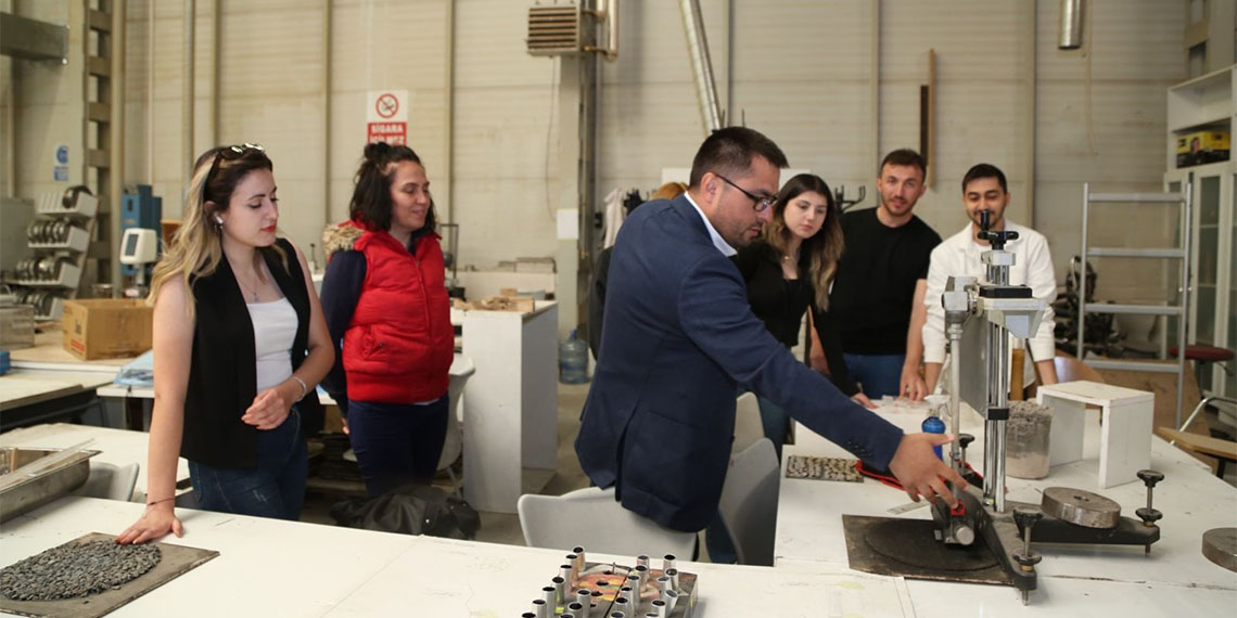 Erciyes Üniversitesi'nde (ERÜ), SİHA, İHA ve milli uçak pistlerinde hasarın hızlı onarımı için soğuk asfalt bazlı ‘SkyPatch’ isimli tamir malzemesi geliştirildi.