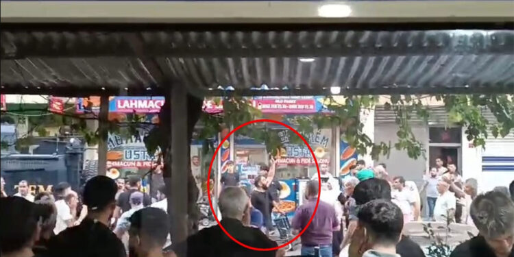 Tekmeli yumruklu kavga; polis tarafları havaya ateş açarak ayırdı