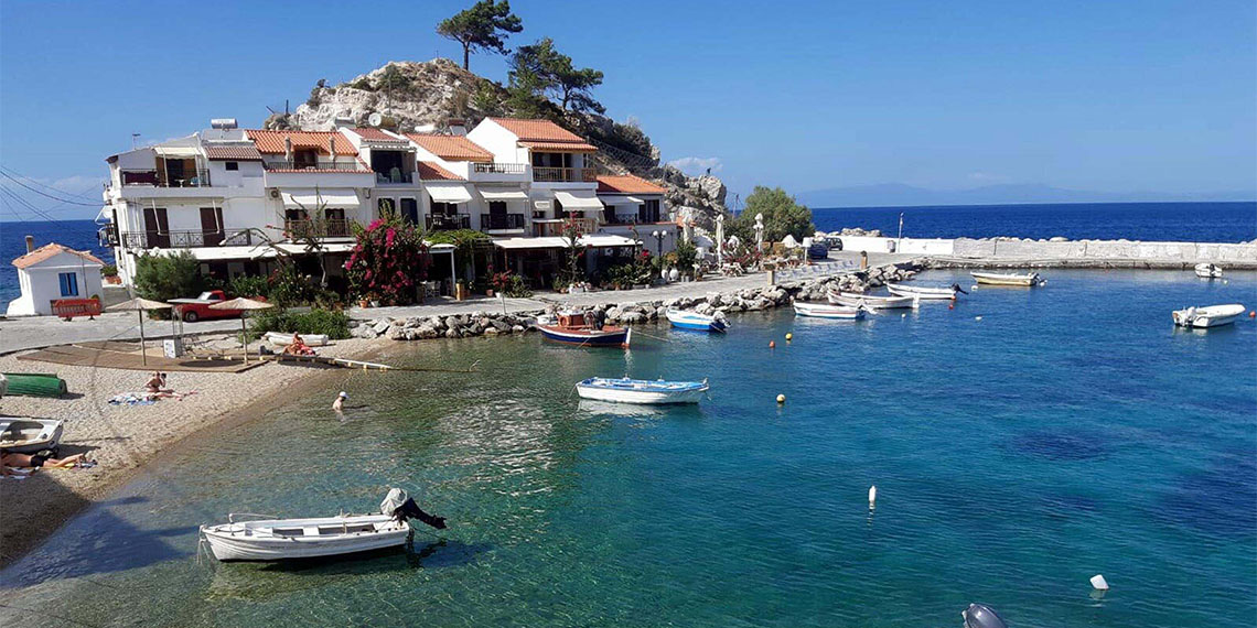 Kurban Bayramı tatilini Yunan adalarında geçirmek isteyenler, kapılara akın etti. Türkiye Seyahat Acenteleri Birliği (TÜRSAB) İzmir BTK Başkanı Kıvanç Meriç, 9 günlük bayram tatilinde Yunan adalarını 50 binin üzerinde vatandaşın ziyaret ettiğini söyledi.