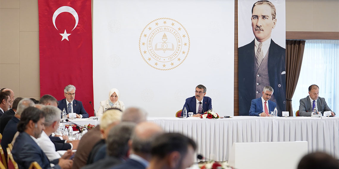 Milli Eğitim Bakanı Yusuf Tekin eğitim sendikaları temsilcileri ile bir araya geldi. Toplantıda, söz alan eğitim sendikası başkanları, eğitim politikalarına ilişkin görüş ve öneri paylaştı.