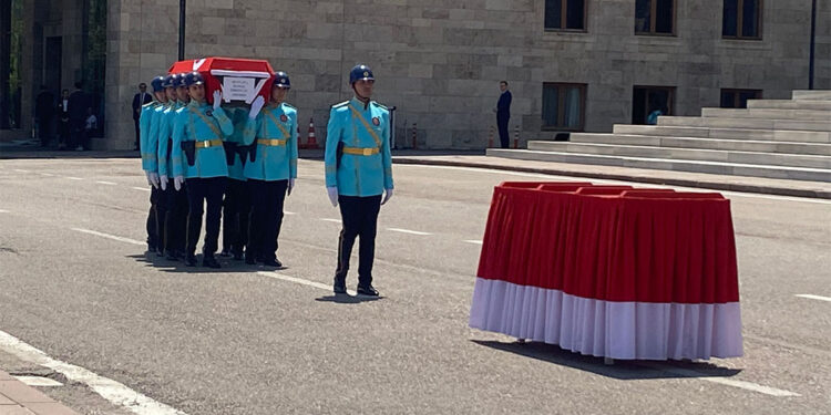 Mustafa Kemal Erkovan için TBMM'de tören düzenlendi