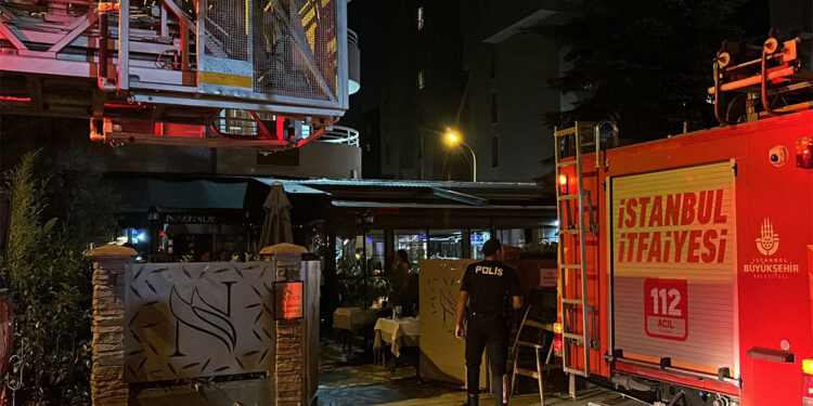 Kadıköy'de restoranın asma tavanı çöktü