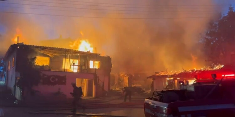 Ankara'da 3 ev ve 1 ahır yandı