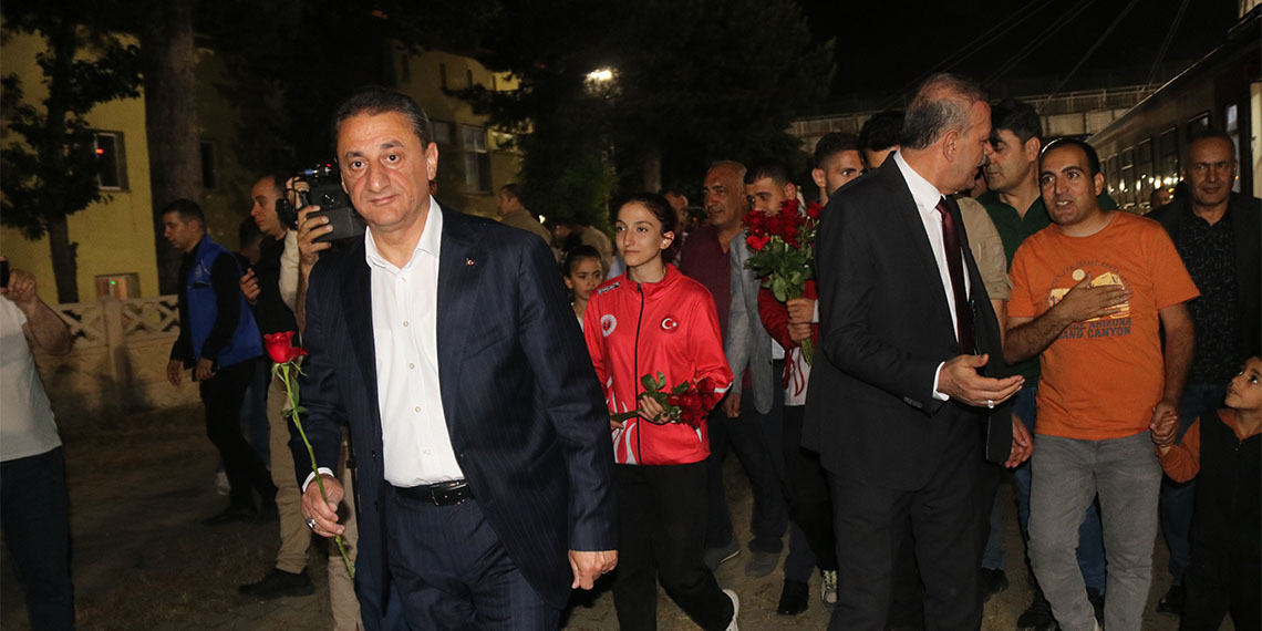 Ankara’dan 2 gün önce yola çıkan 'Turistik Tatvan Treni', Bitlis’in Tatvan ilçesine ulaştı. Tatvan garında yolcular için davul- zurnalı karşılama töreni düzenlendi.