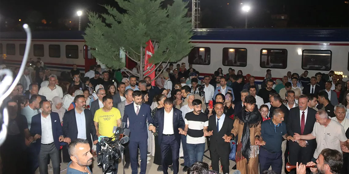 'turistik tatvan treni' ilk seferini yaptı