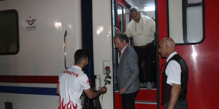 'Turistik Tatvan Treni' ilk seferini yaptı