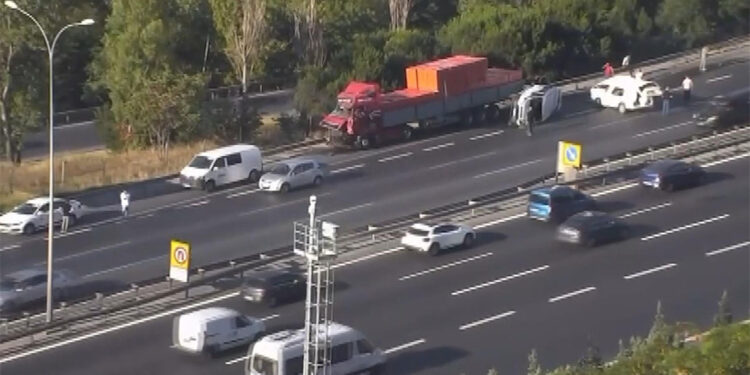 Esenyurt TEM Otoyolu'nda zincirleme kaza