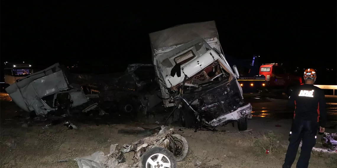 Niğde'de zincirleme trafik kazası; aynı aileden 3 kişi öldü